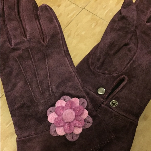 The Loft NWT Purple Suede Gloves, Flower Design - Picture 5 of 8
